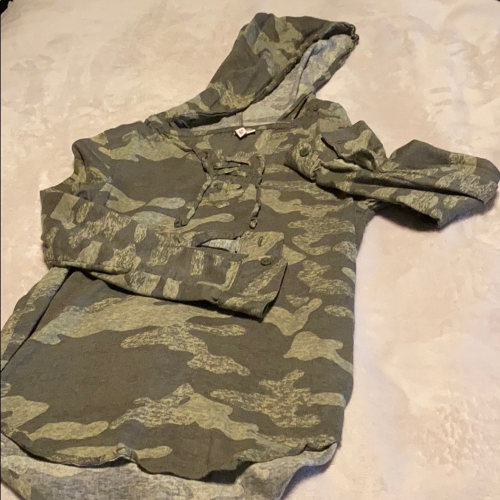 Girls long sleeve camo hoodie